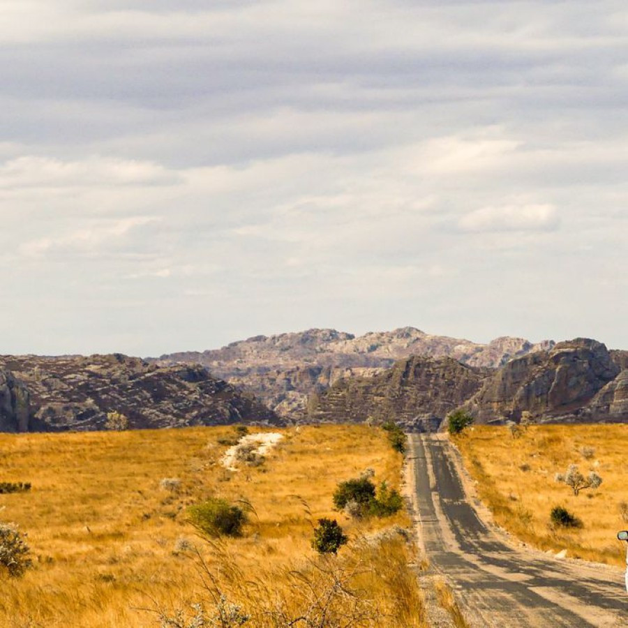 RN7_Isalo_-_Madagascar_Island_Tour